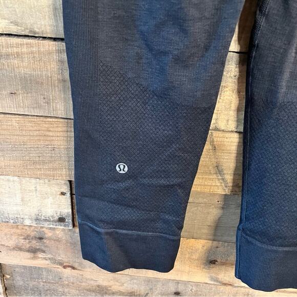 Lululemon Black Crops Size 6 - Picture 8 of 8